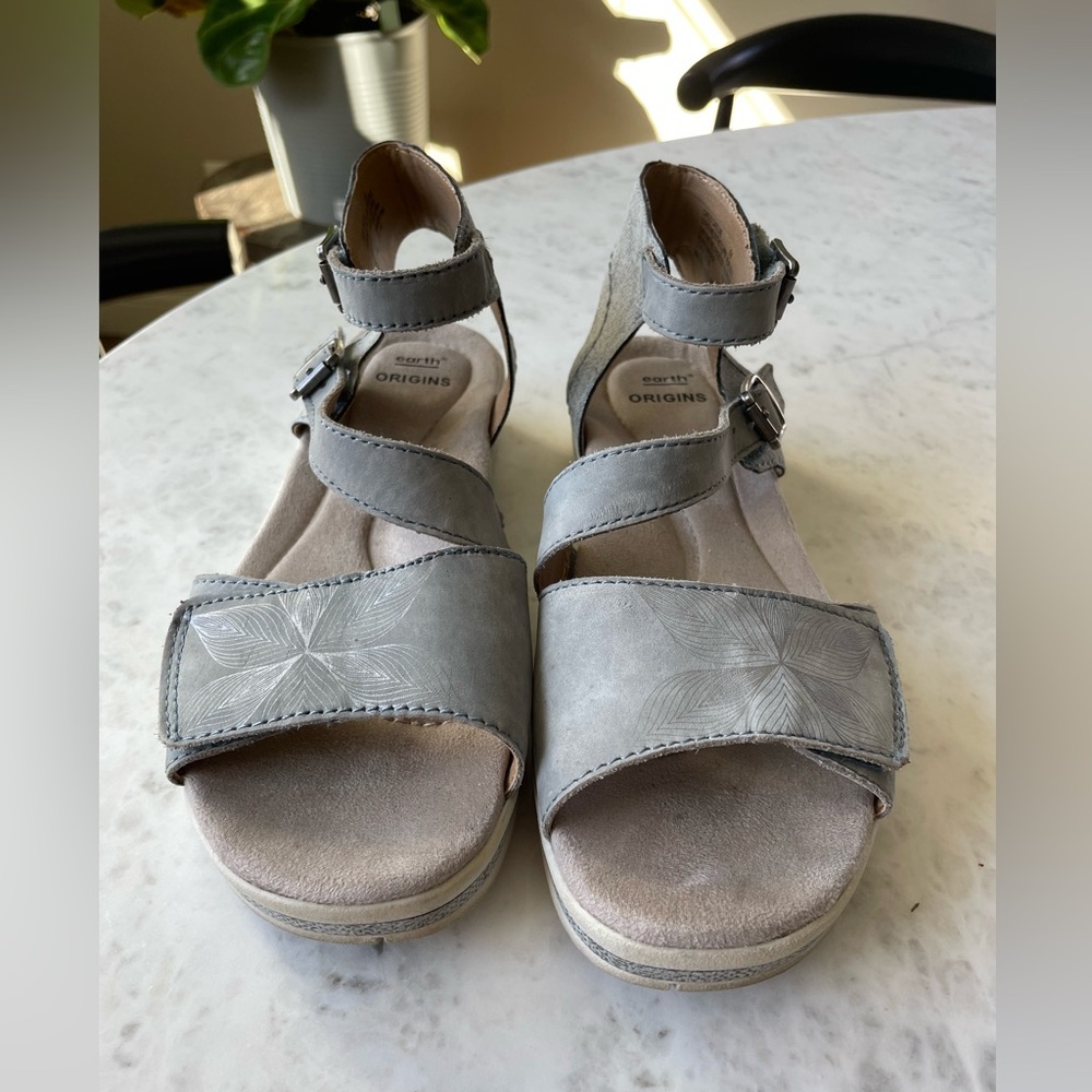 Women's Earth Sandals Origins Gladiator   Strap Leather ￼light blue/silver Sz6M